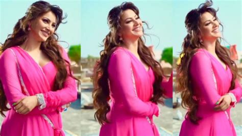 urvashi sexy video|Urvashi Rautela Flashes Her Infectious Smile In。